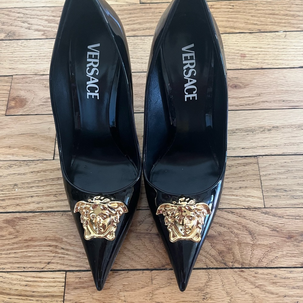NWOT Versace Medusa Patent Leather Heels